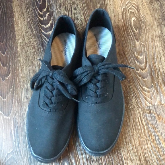 Universal Thread black sneakers - Picture 1 of 7